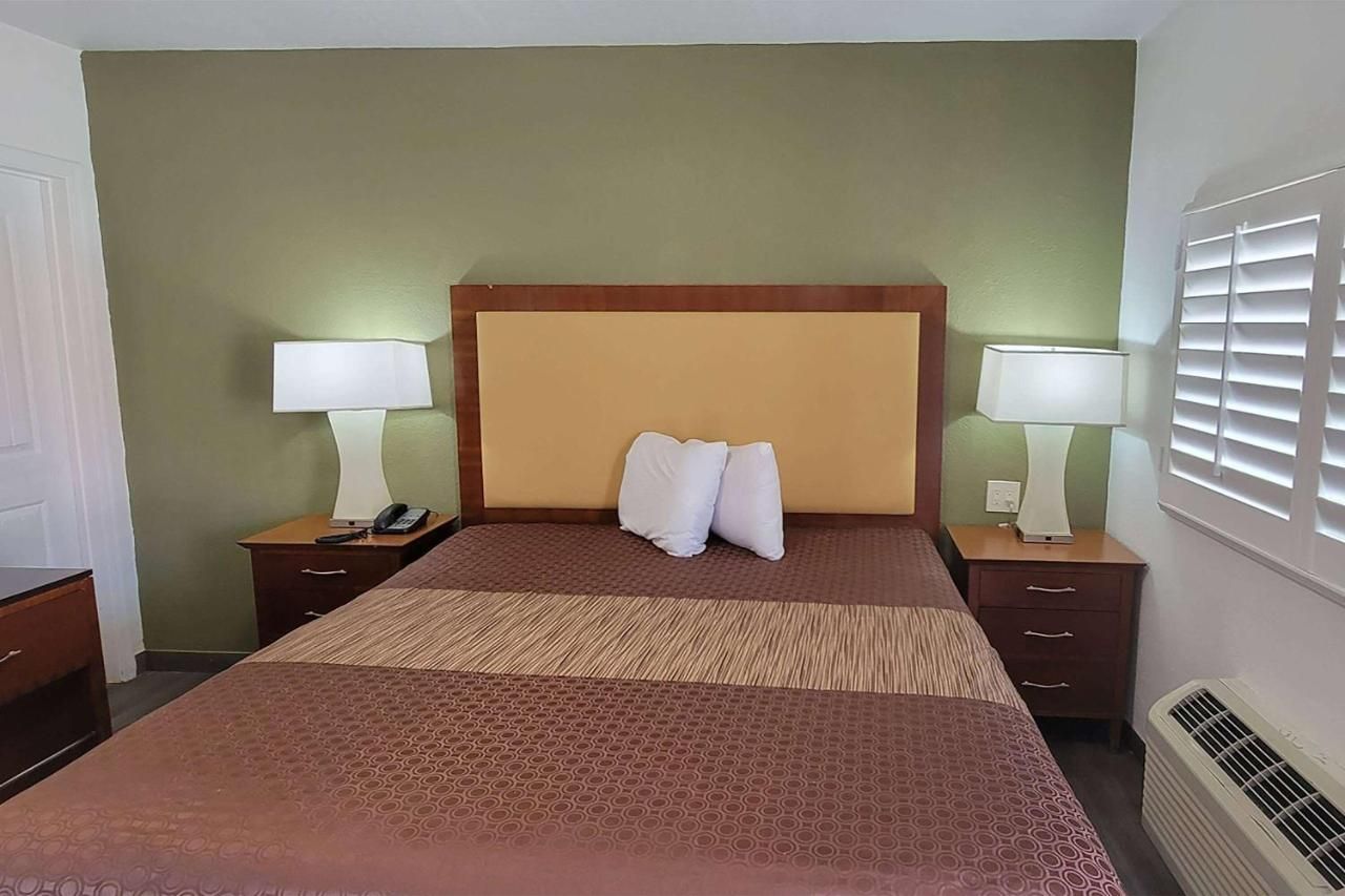 Super 8 by Wyndham El Centro North 8