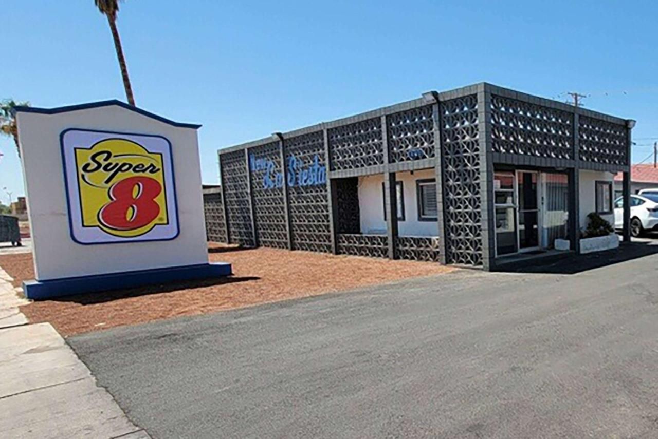 Super 8 by Wyndham El Centro North 10