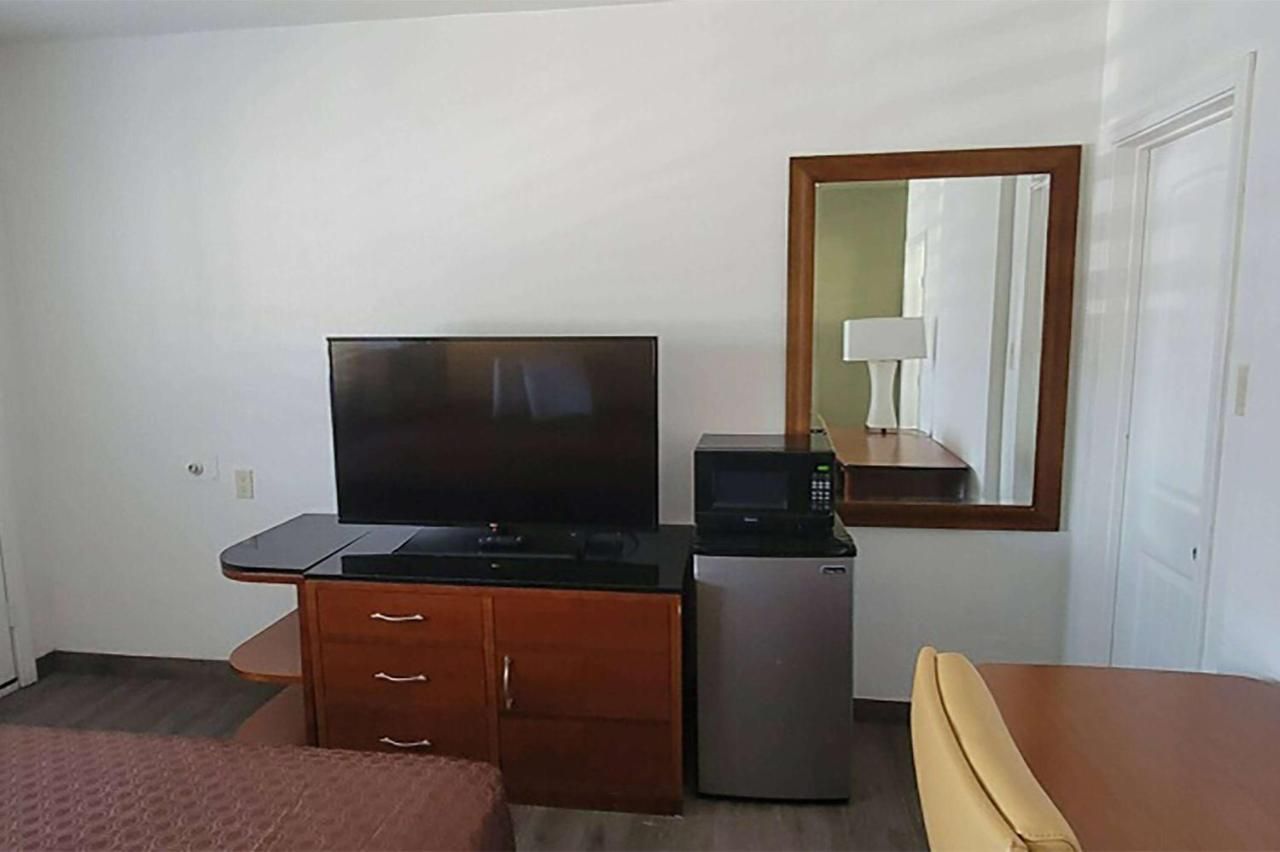 Super 8 by Wyndham El Centro North 9