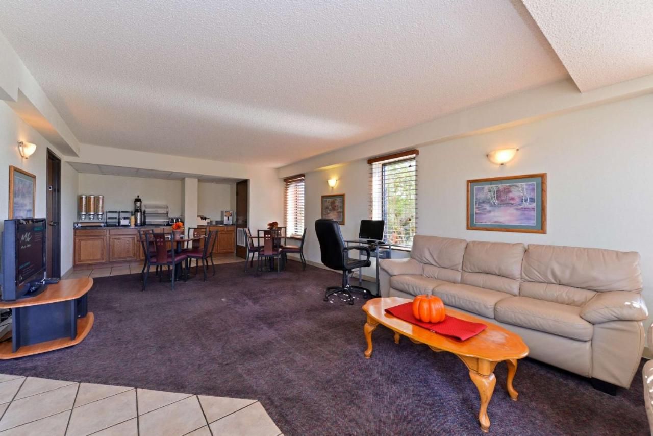 Executive Plus Inn and Suites 8