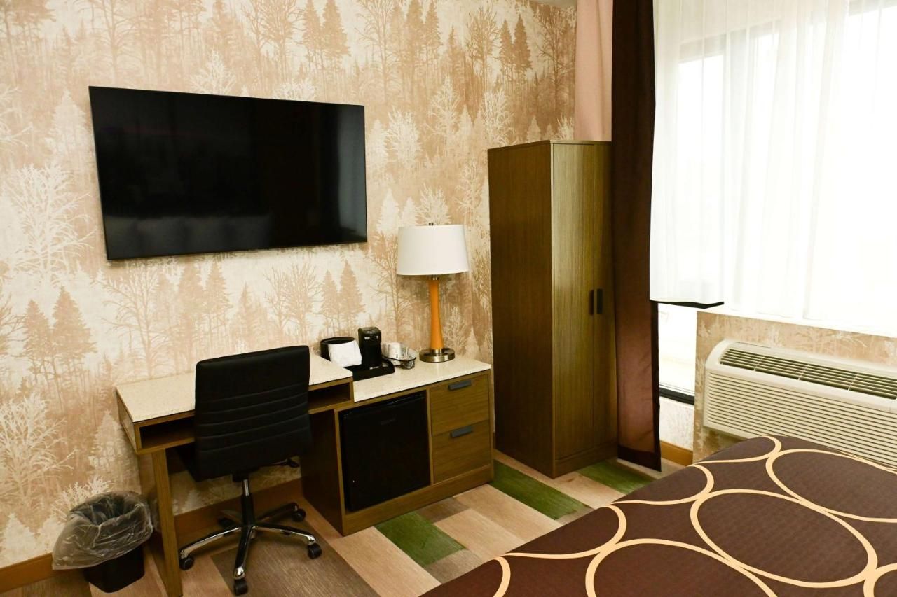 Super 8 by Wyndham Bronx Near Botanical Garden 7