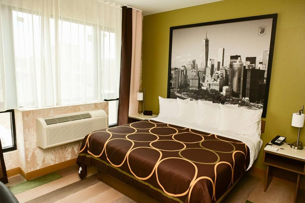 Super 8 by Wyndham Bronx Near Botanical Garden 6