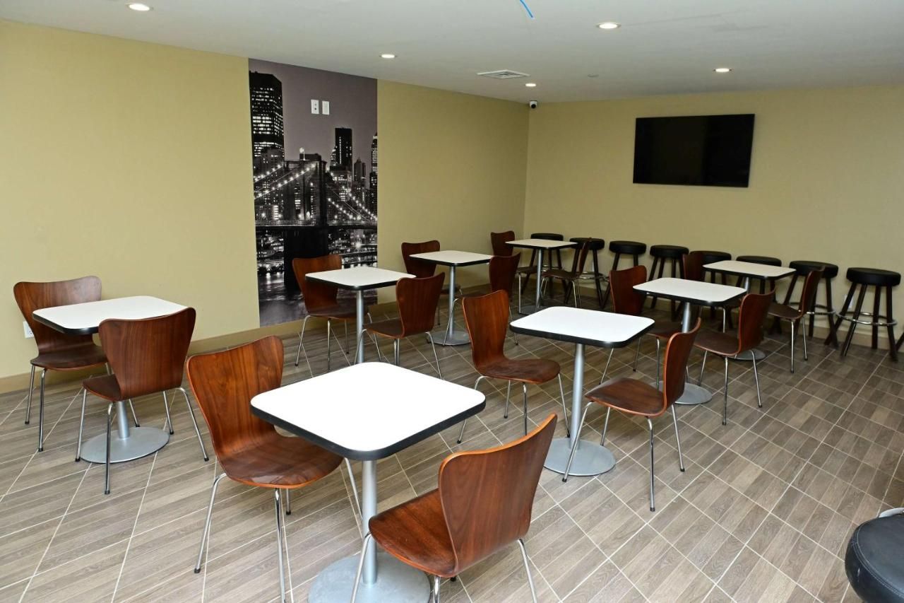 Super 8 by Wyndham Bronx Near Botanical Garden 8
