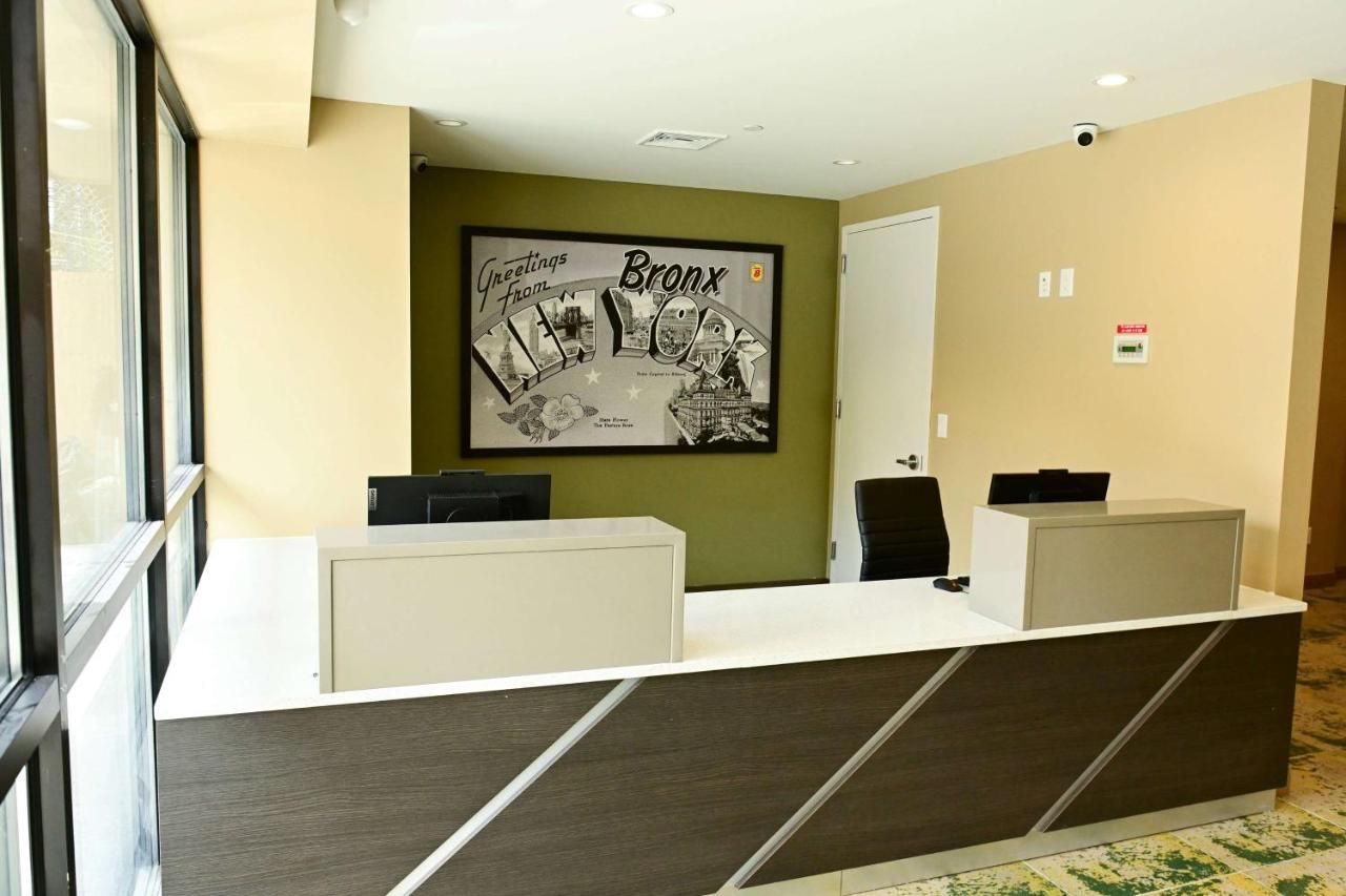 Super 8 by Wyndham Bronx Near Botanical Garden 10