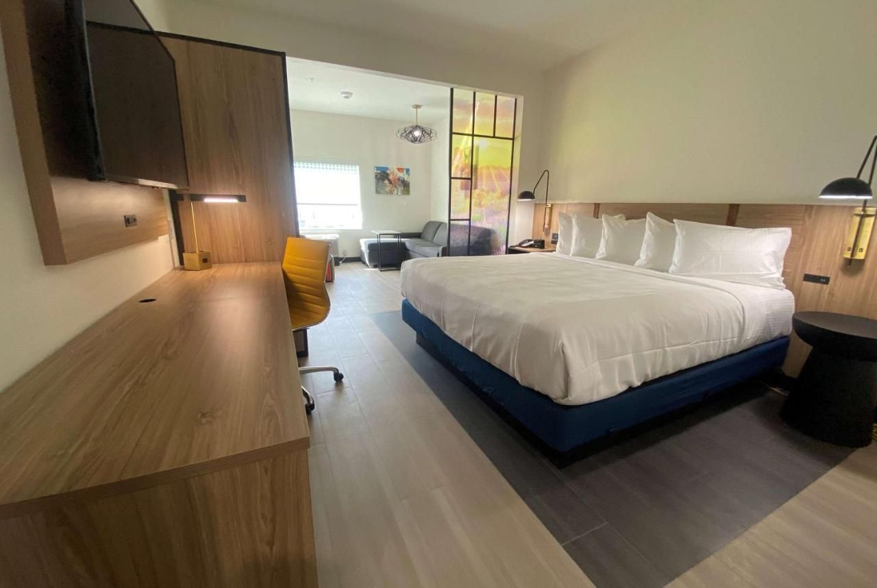 La Quinta Inn & Suites by Wyndham El Paso East Loop-375 9