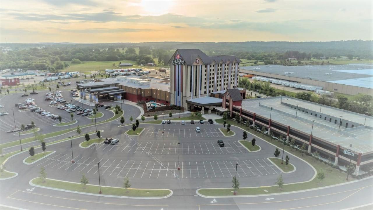 Cherokee Casino Hotel Roland 8