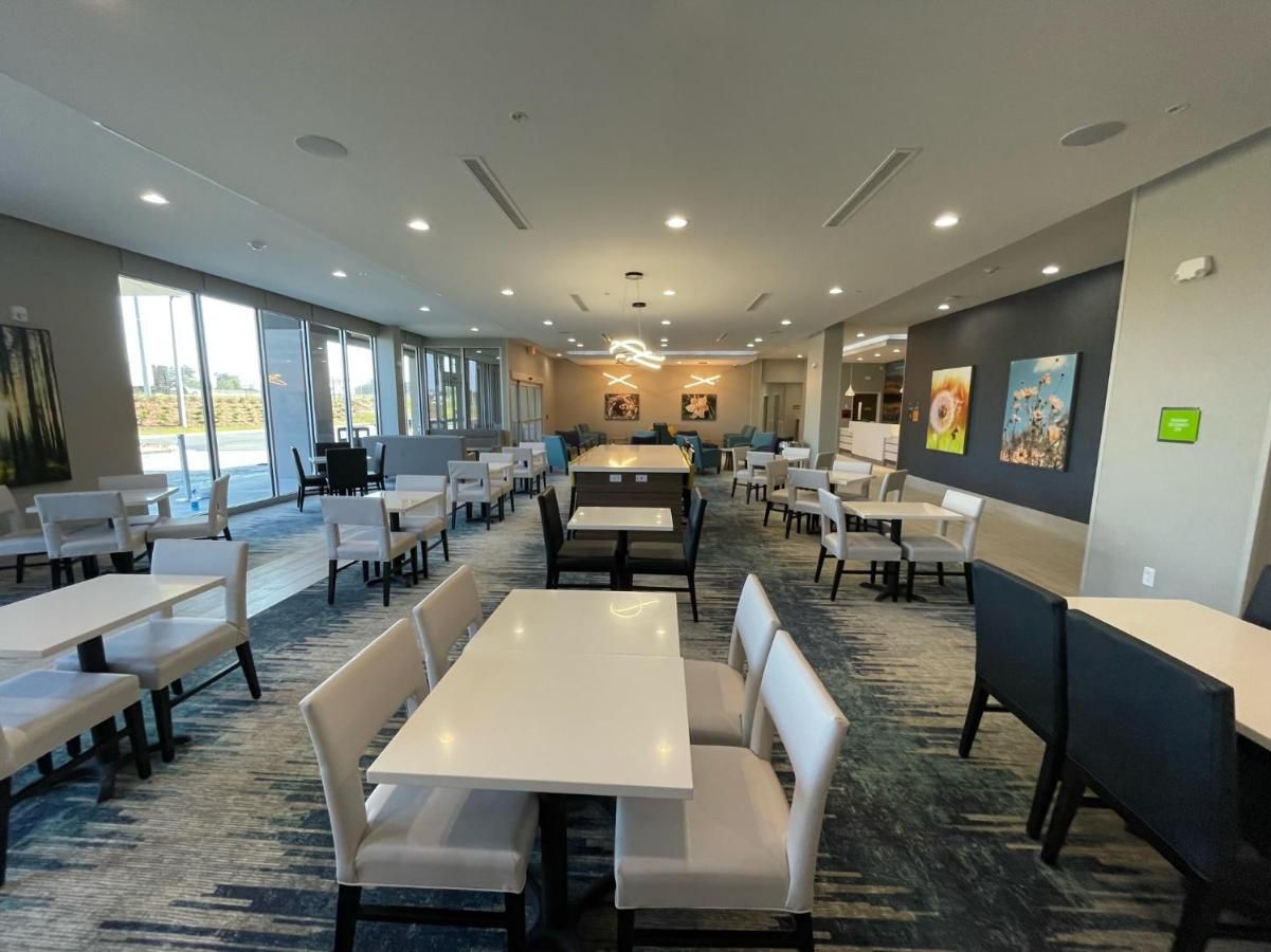 La Quinta Inn & Suites by Wyndham Valdosta 8
