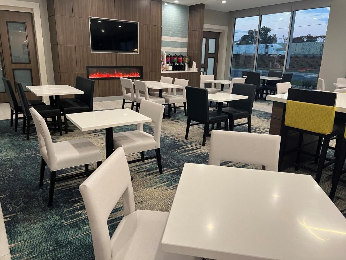 La Quinta Inn & Suites by Wyndham Valdosta 9