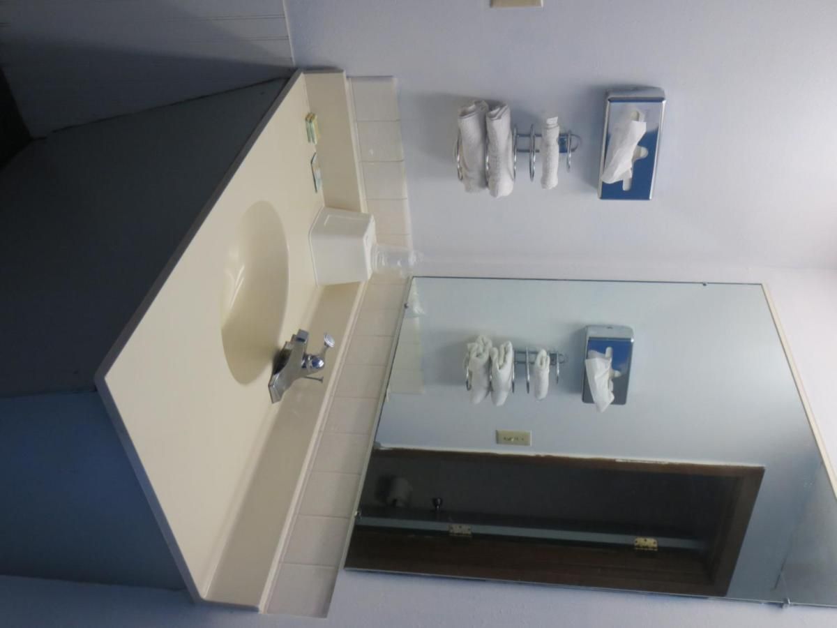 Budget Inn Adair 8