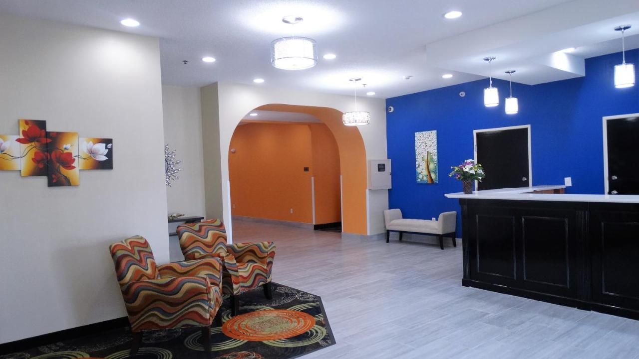 Oak Tree Inn & Suites 8