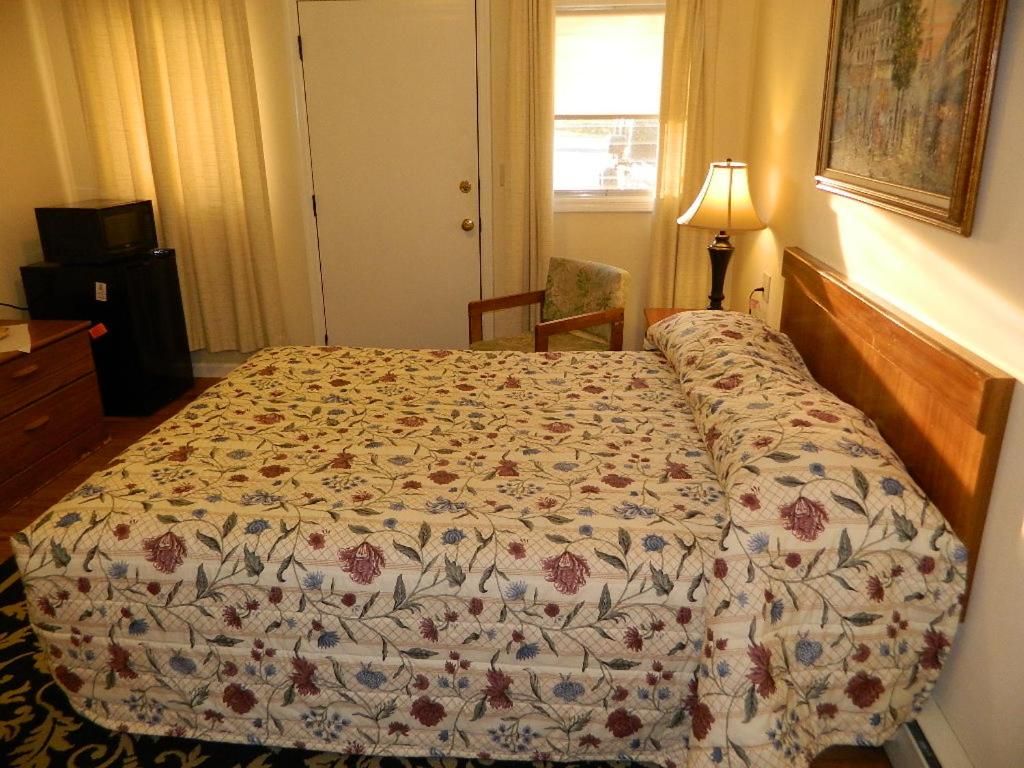 Twin Oaks Motel 7