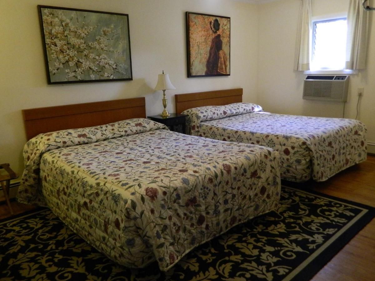 Twin Oaks Motel 10