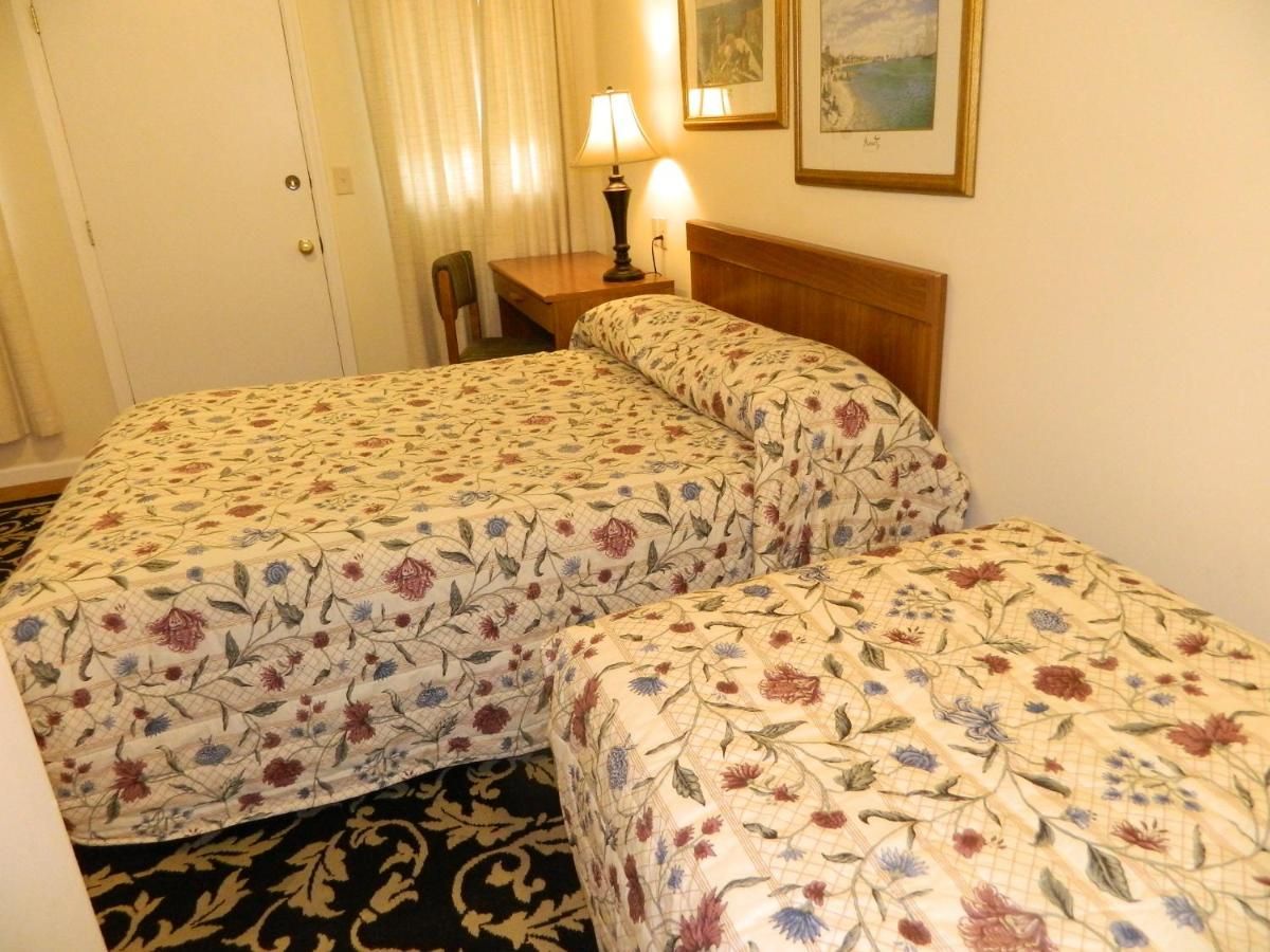 Twin Oaks Motel 8