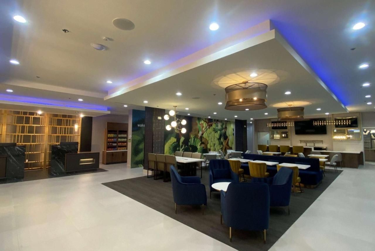 La Quinta Inn & Suites by Wyndham Galt Lodi North 9