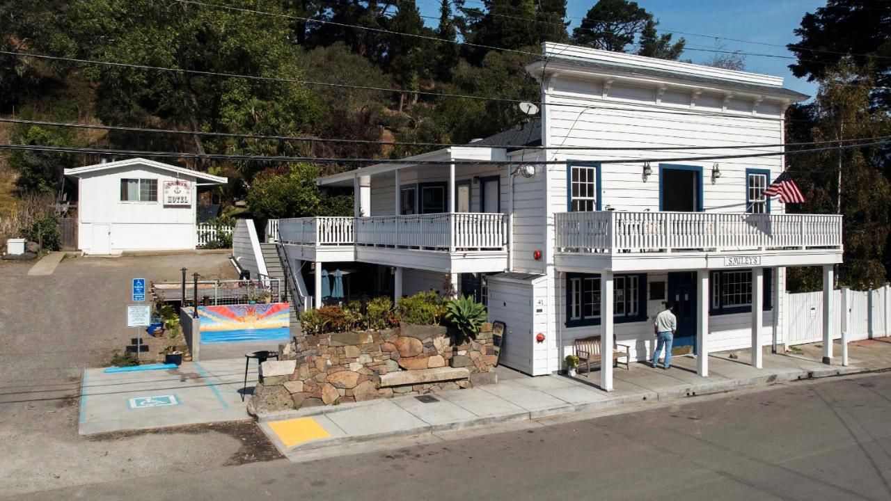 Smiley's Saloon & Hotel 8