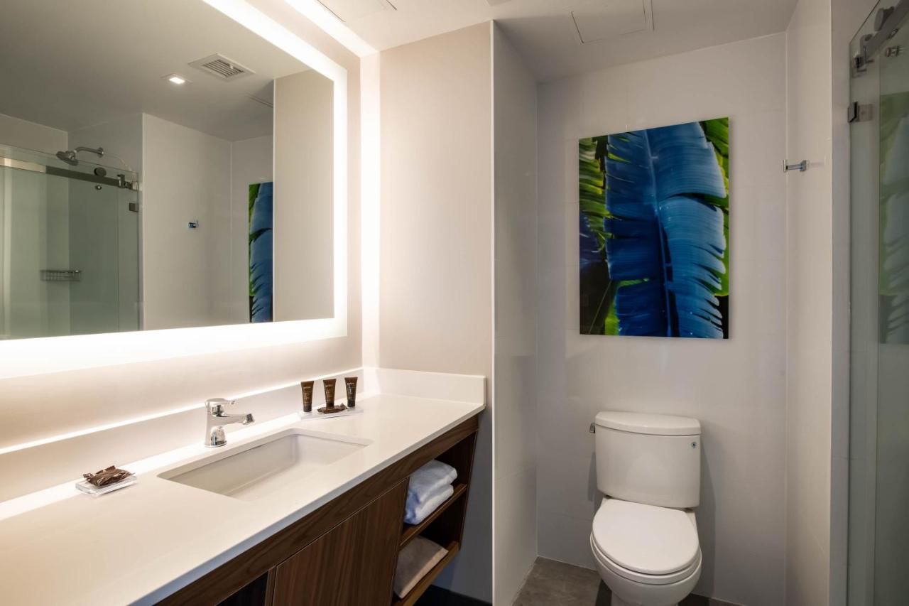 Wingate by Wyndham Long Island City 9