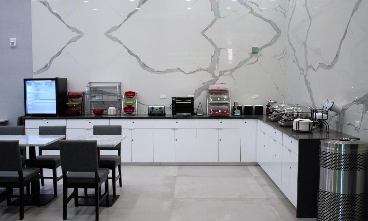 Wingate by Wyndham Long Island City 6