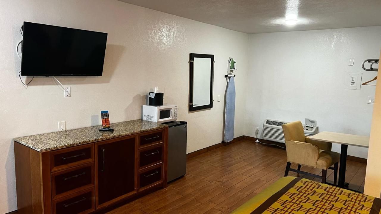 New American Inn & Suites 9