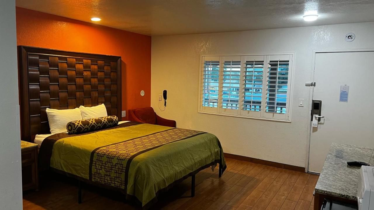 New American Inn & Suites 8