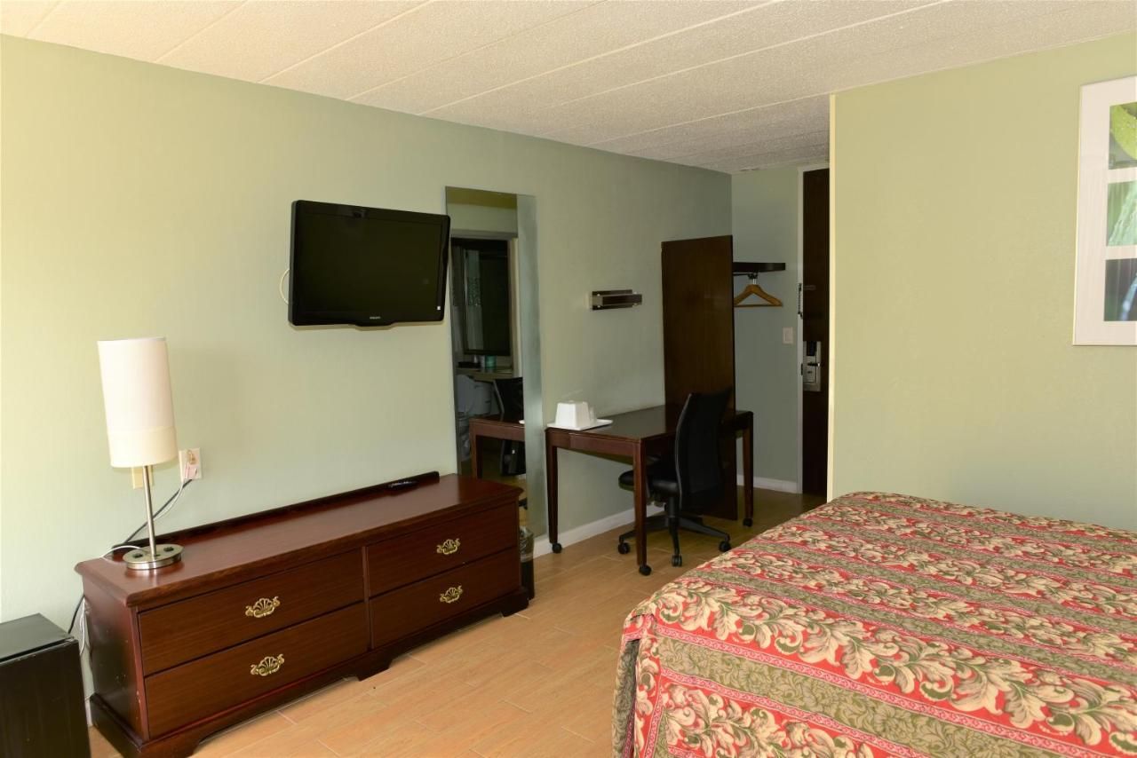 Red Carpet Inn 6