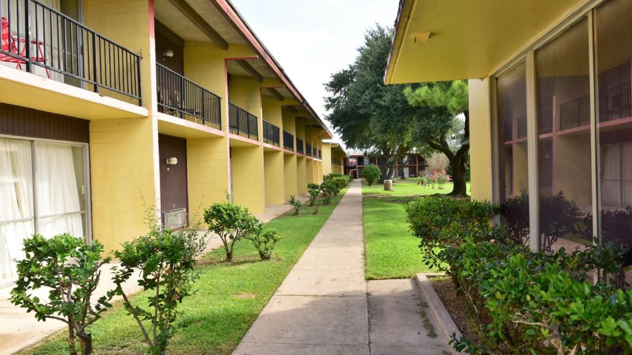 Red Carpet Inn 8