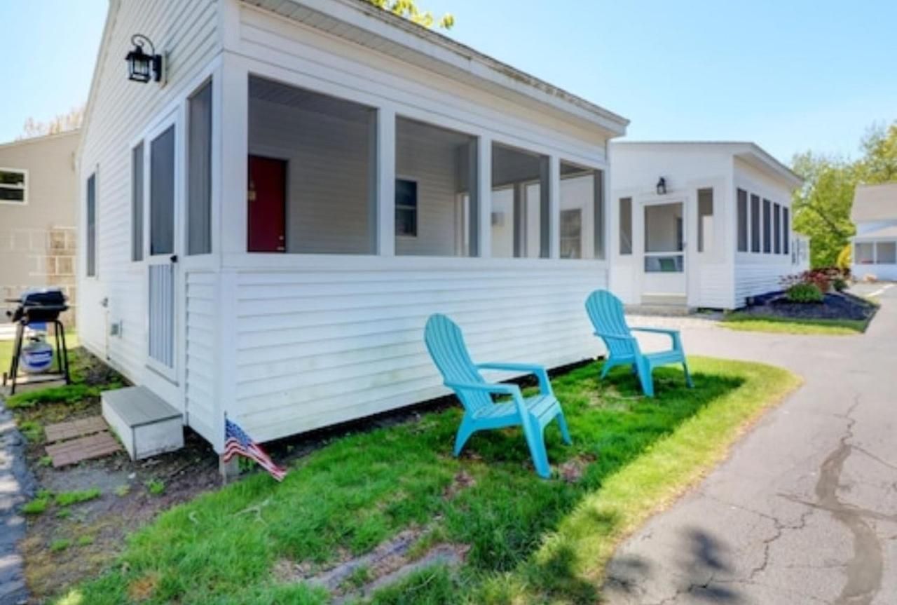 Carriage House Motel Cottages & Suites 8