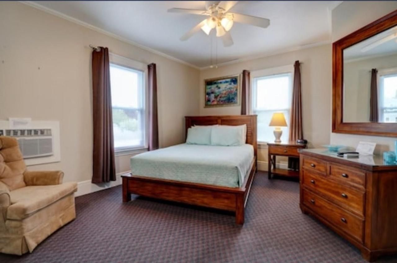 Carriage House Motel Cottages & Suites 6