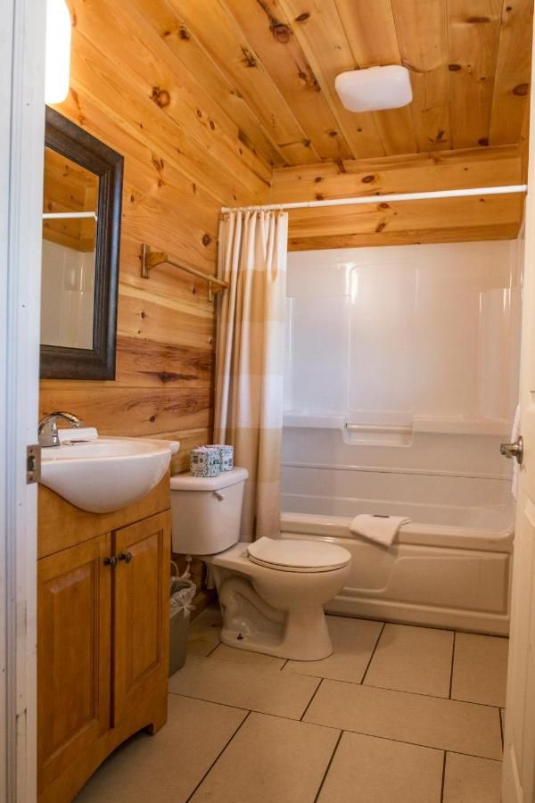 King Hendrick Motel and Suites 8