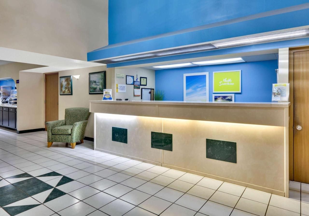 Days Inn & Suites by Wyndham Bentonville 7