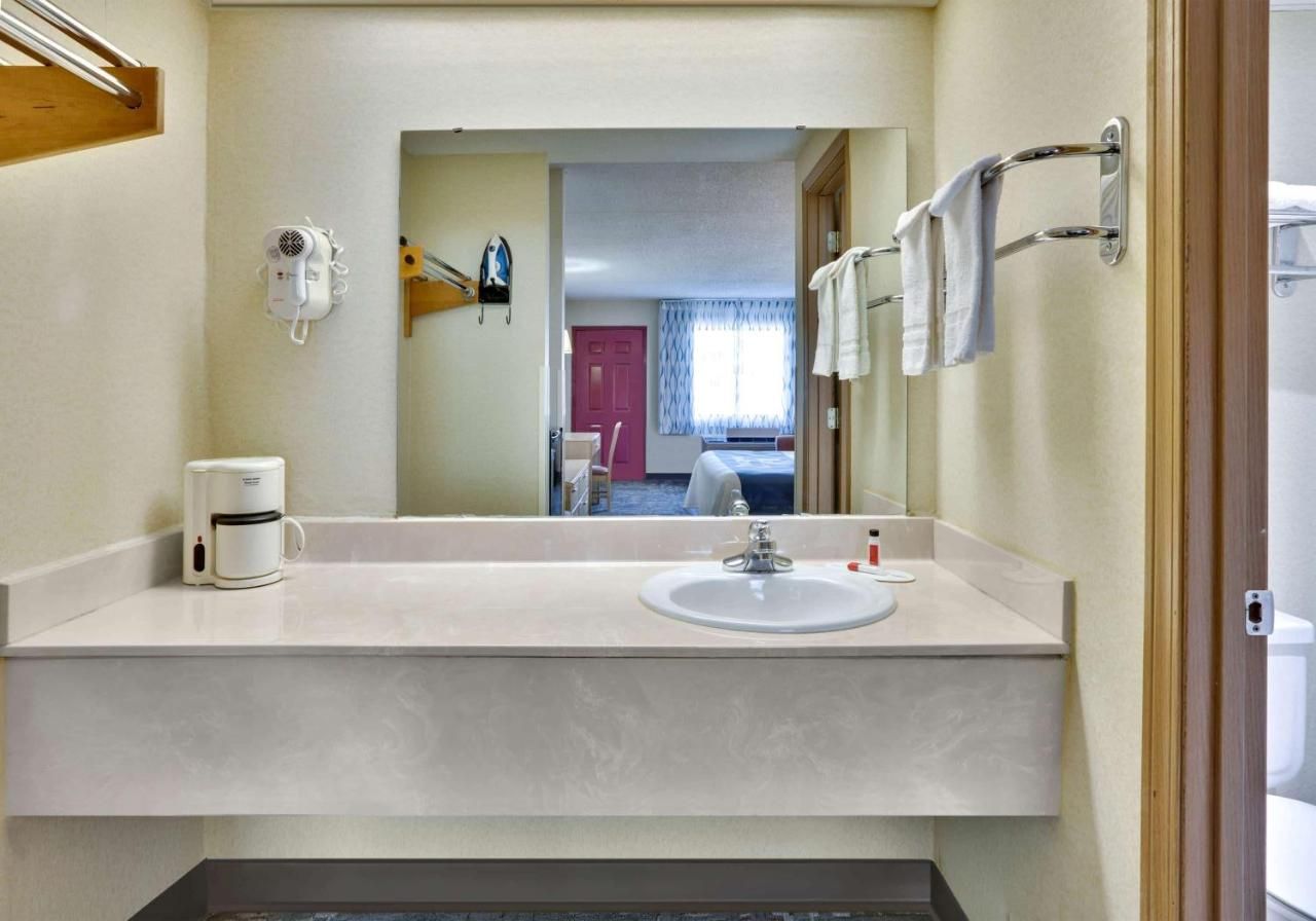 Days Inn & Suites by Wyndham Bentonville 10
