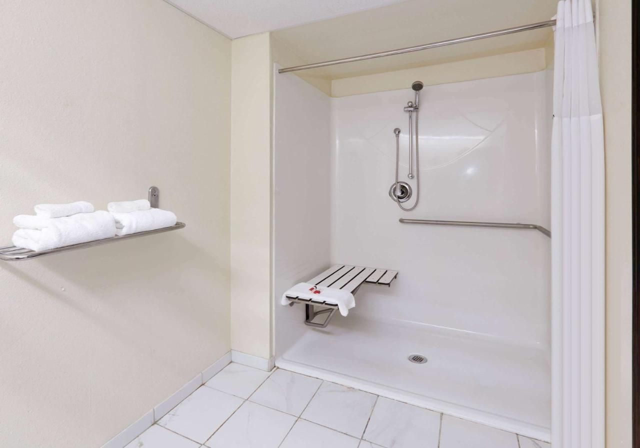 Days Inn & Suites by Wyndham Bentonville 8
