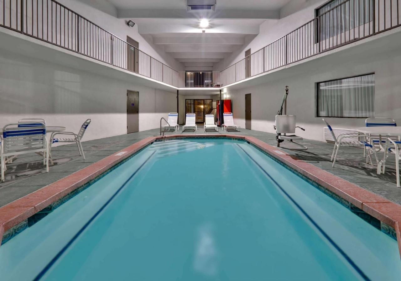 Days Inn & Suites by Wyndham Bentonville 9