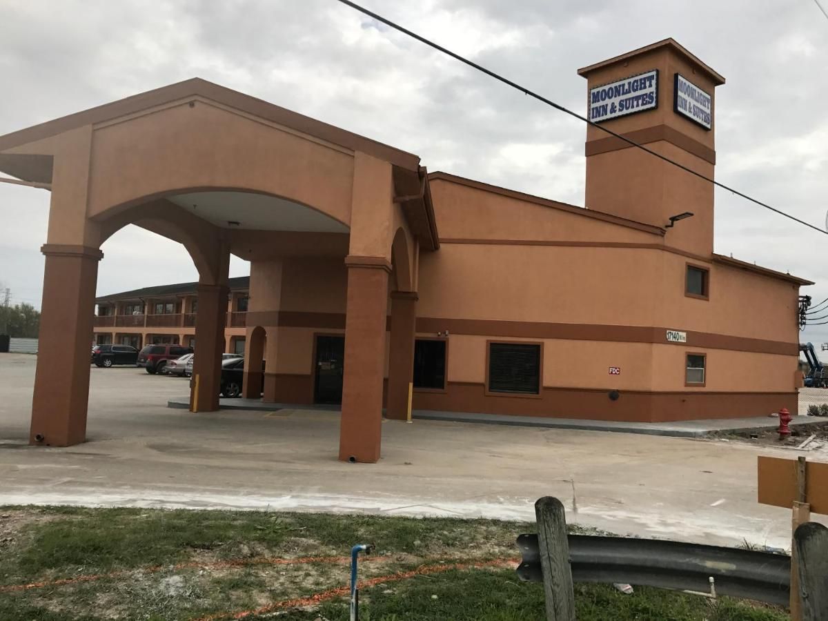 Moonlight Inn & Suites 10