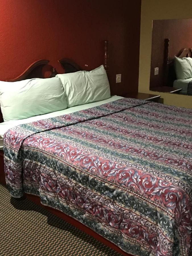 Moonlight Inn & Suites 8