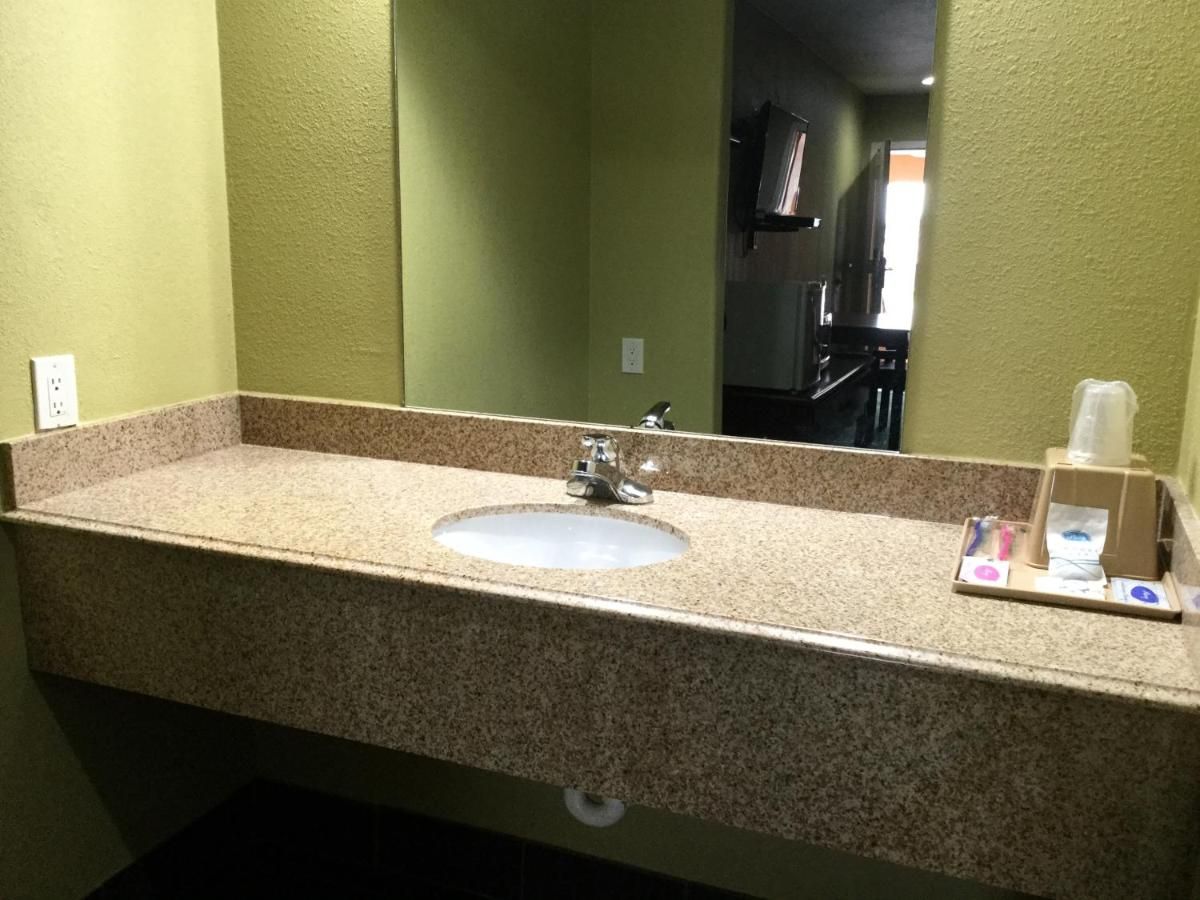 Moonlight Inn & Suites 6