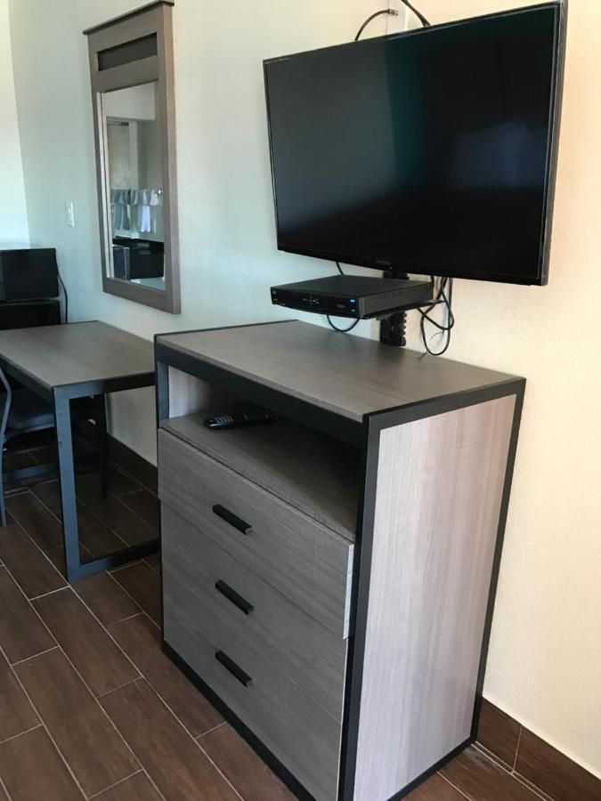 Moonlight Inn & Suites 9