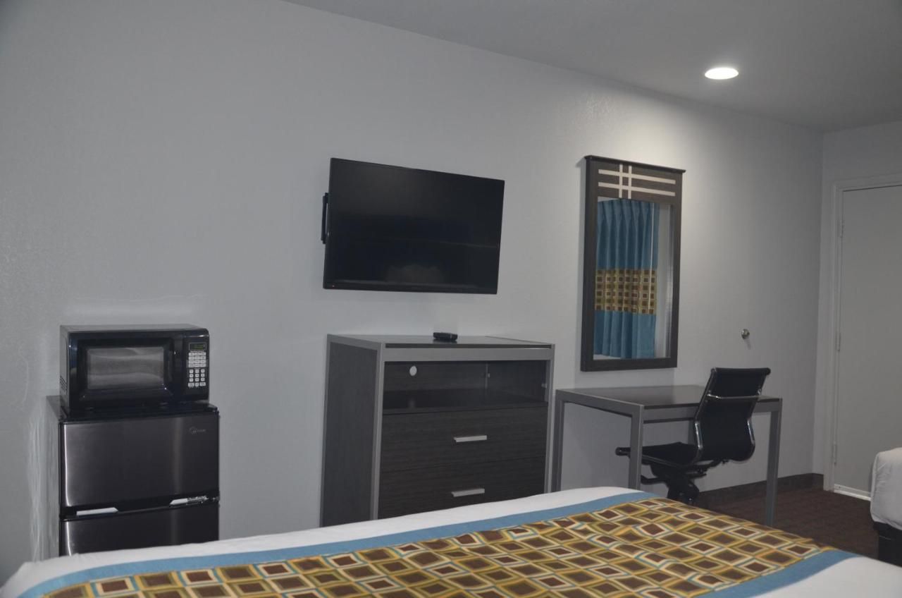 Travelers Inn 8