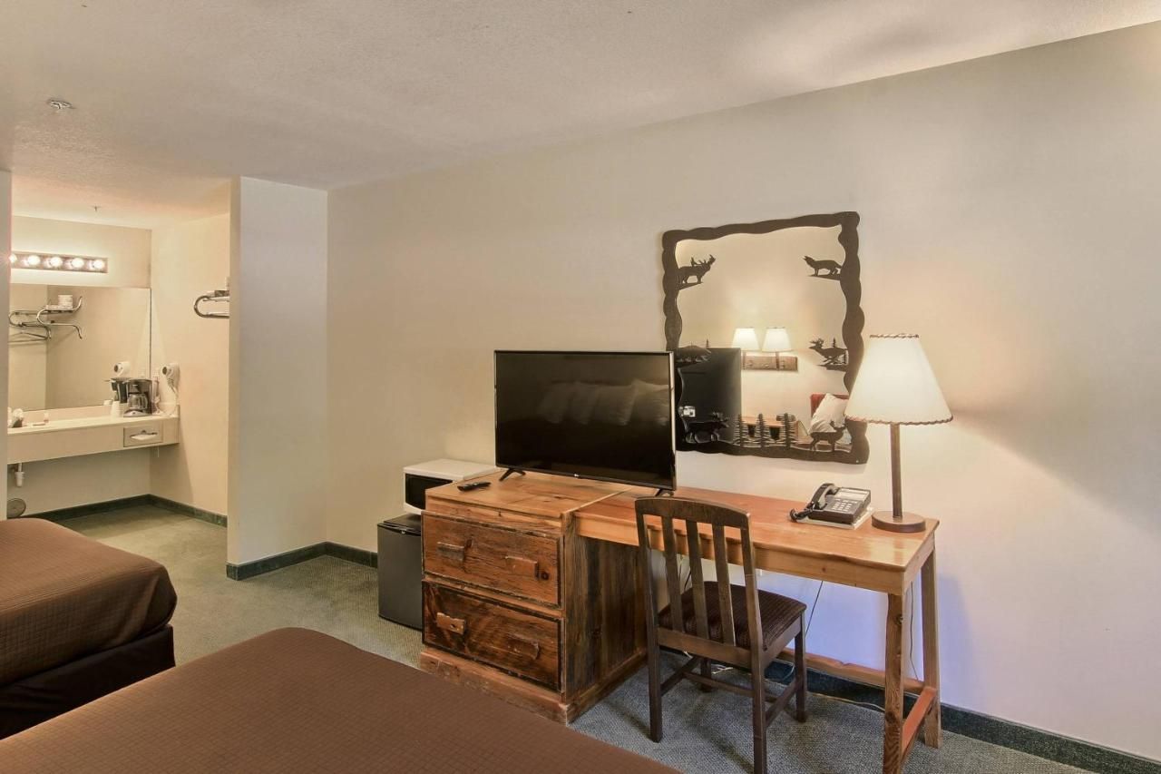 The Legend Cottage Inn 8