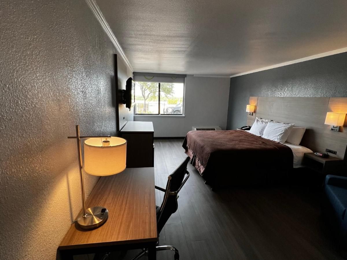 Super 8 by Wyndham Fort Worth Entertainment District 6
