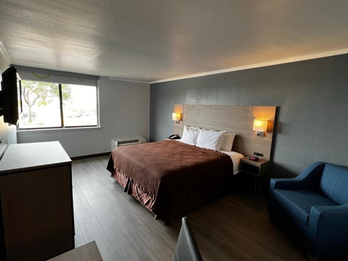 Super 8 by Wyndham Fort Worth Entertainment District 7