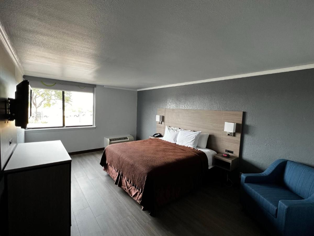 Super 8 by Wyndham Fort Worth Entertainment District 9