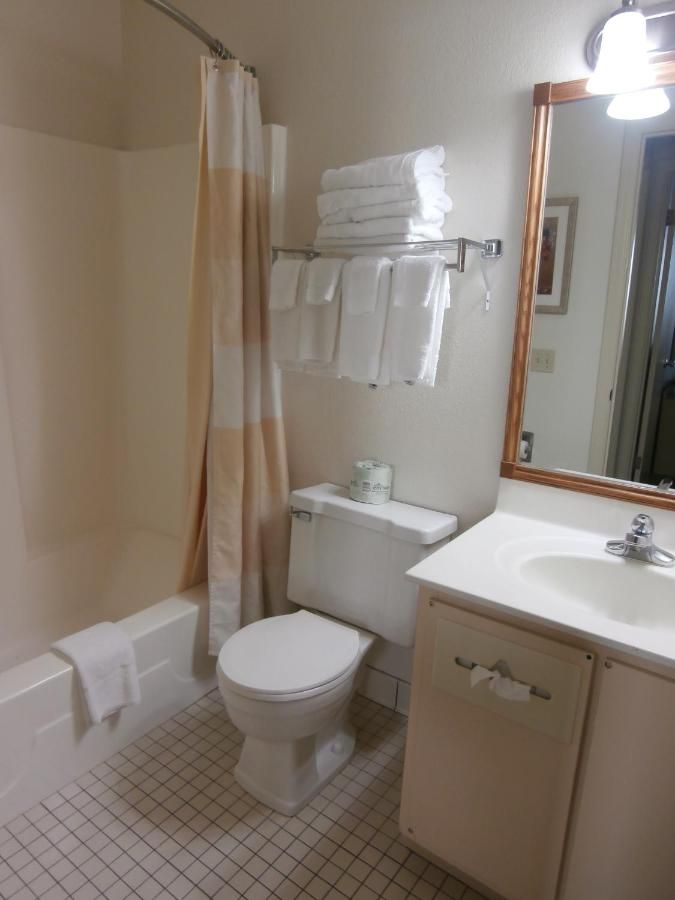 Clinton Inn & Suites 10