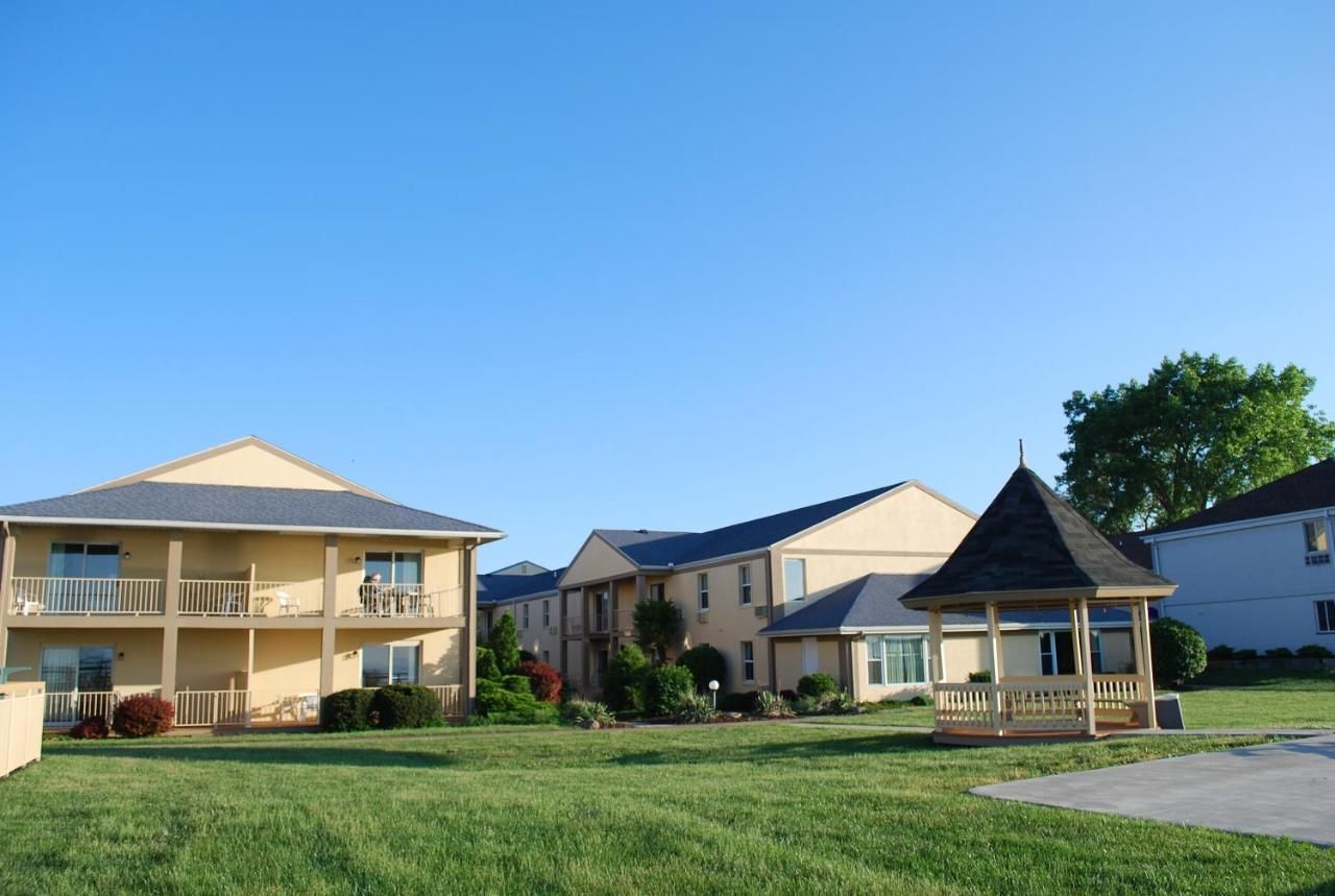 Clinton Inn & Suites 7