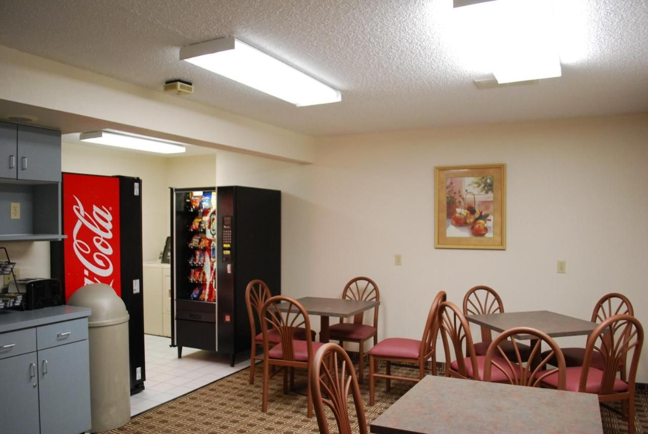 Clinton Inn & Suites 6