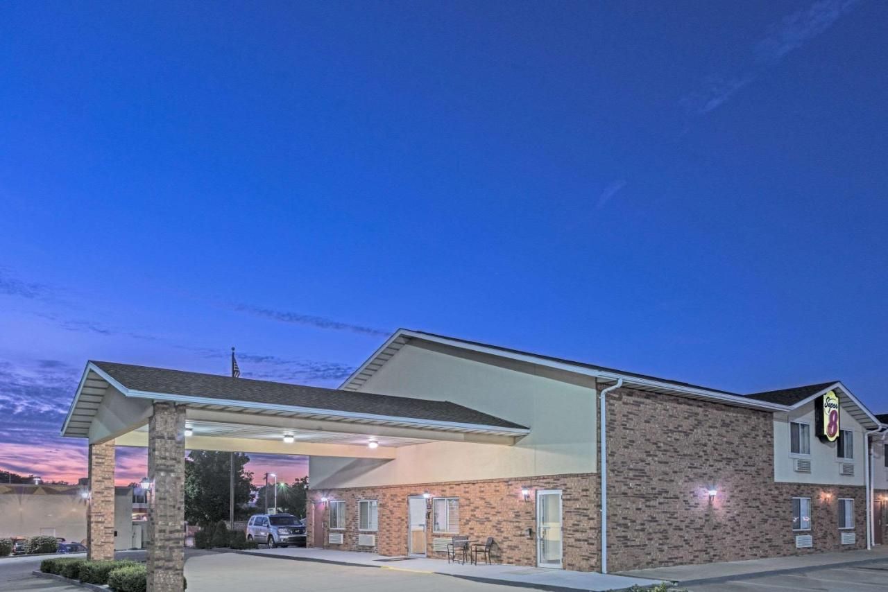 Super 8 by Wyndham Potosi 7