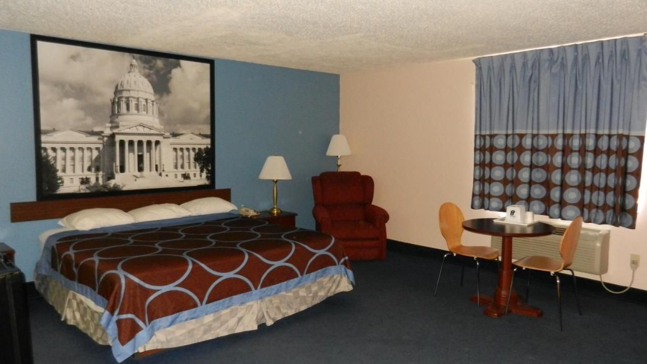 Super 8 by Wyndham Potosi 10