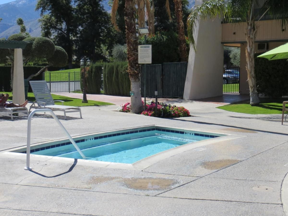 Travelodge by Wyndham Palm Springs 10