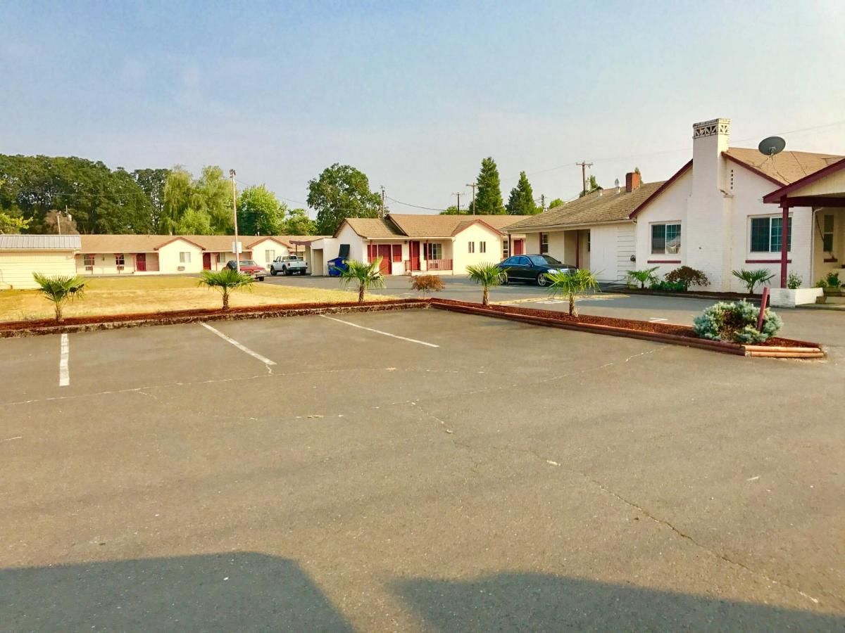 Travelers Inn Motel 9