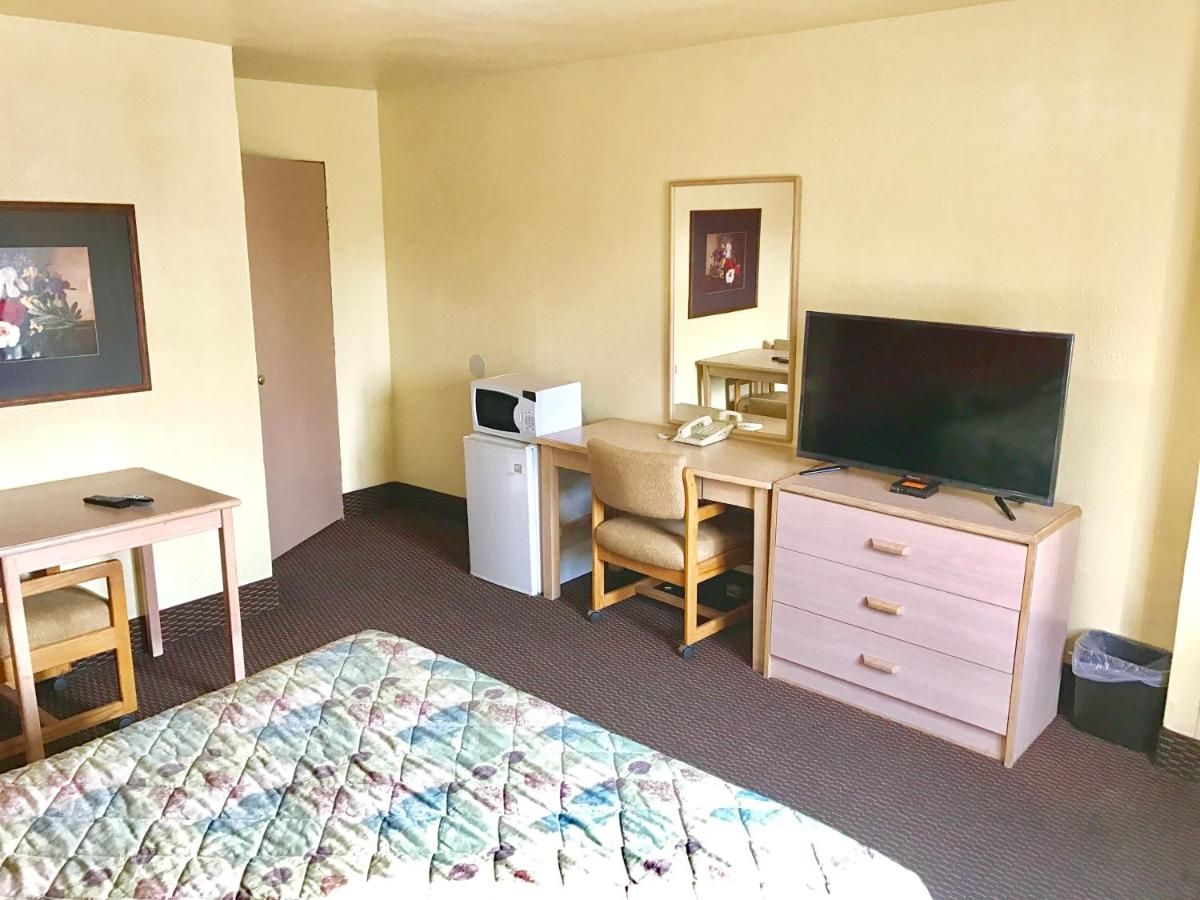 Travelers Inn Motel 8