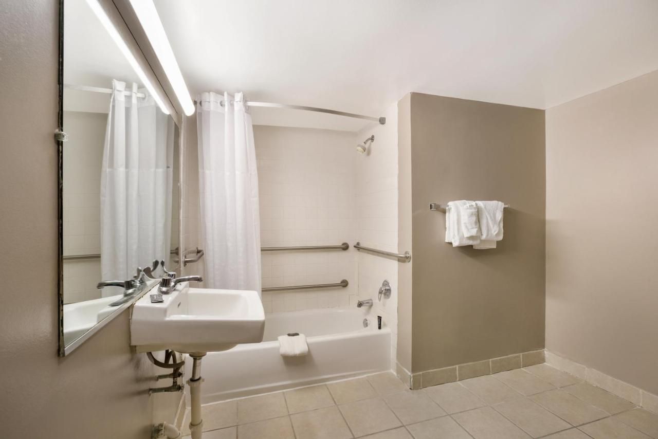 Red Carpet inn Edison 6